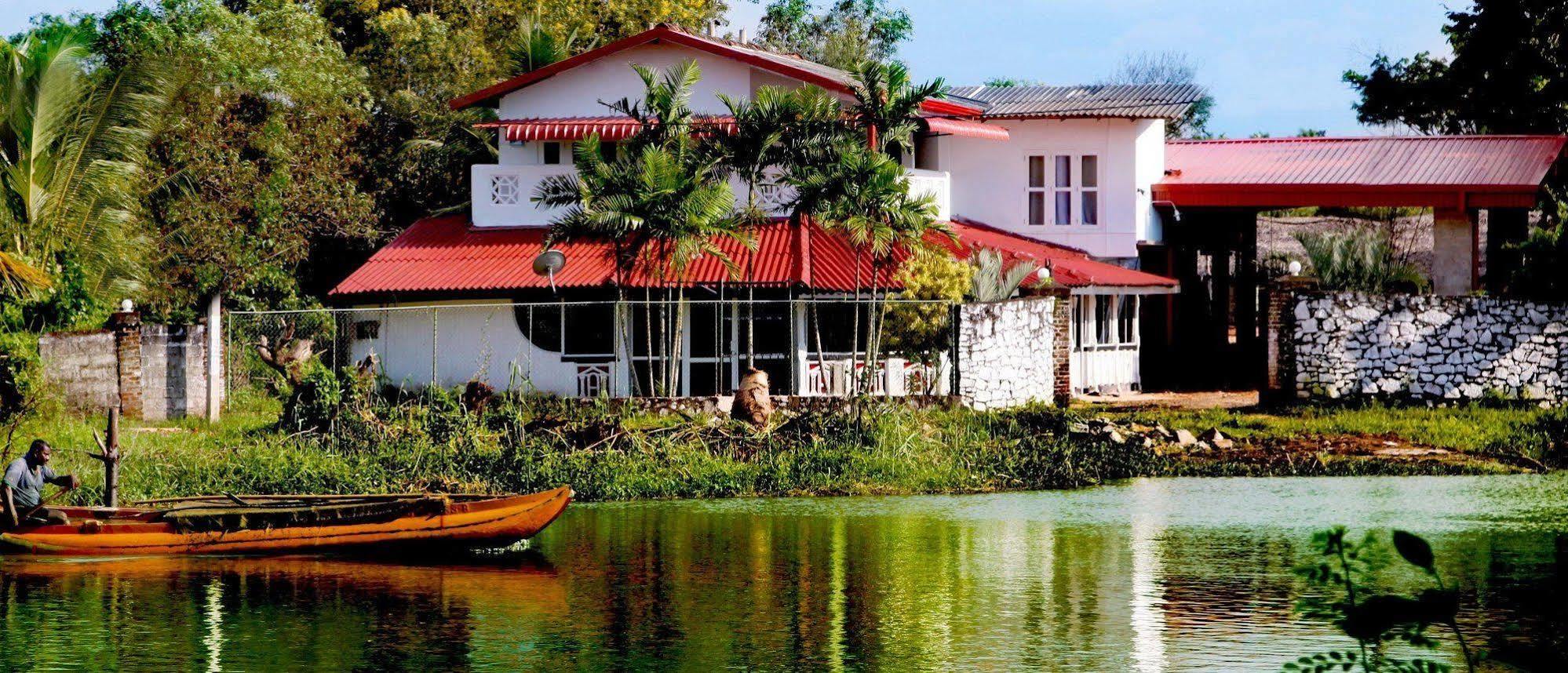 Riverside Hotel Katunayaka Exterior foto